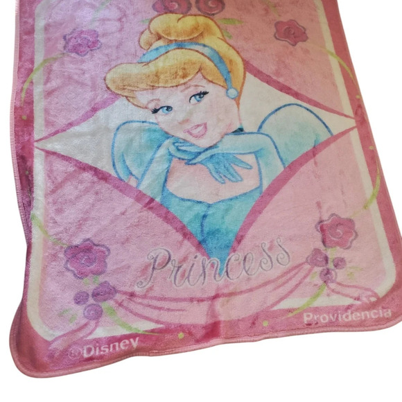 Vintage Disney's Cinderella throw blanket - Picture 2 of 4